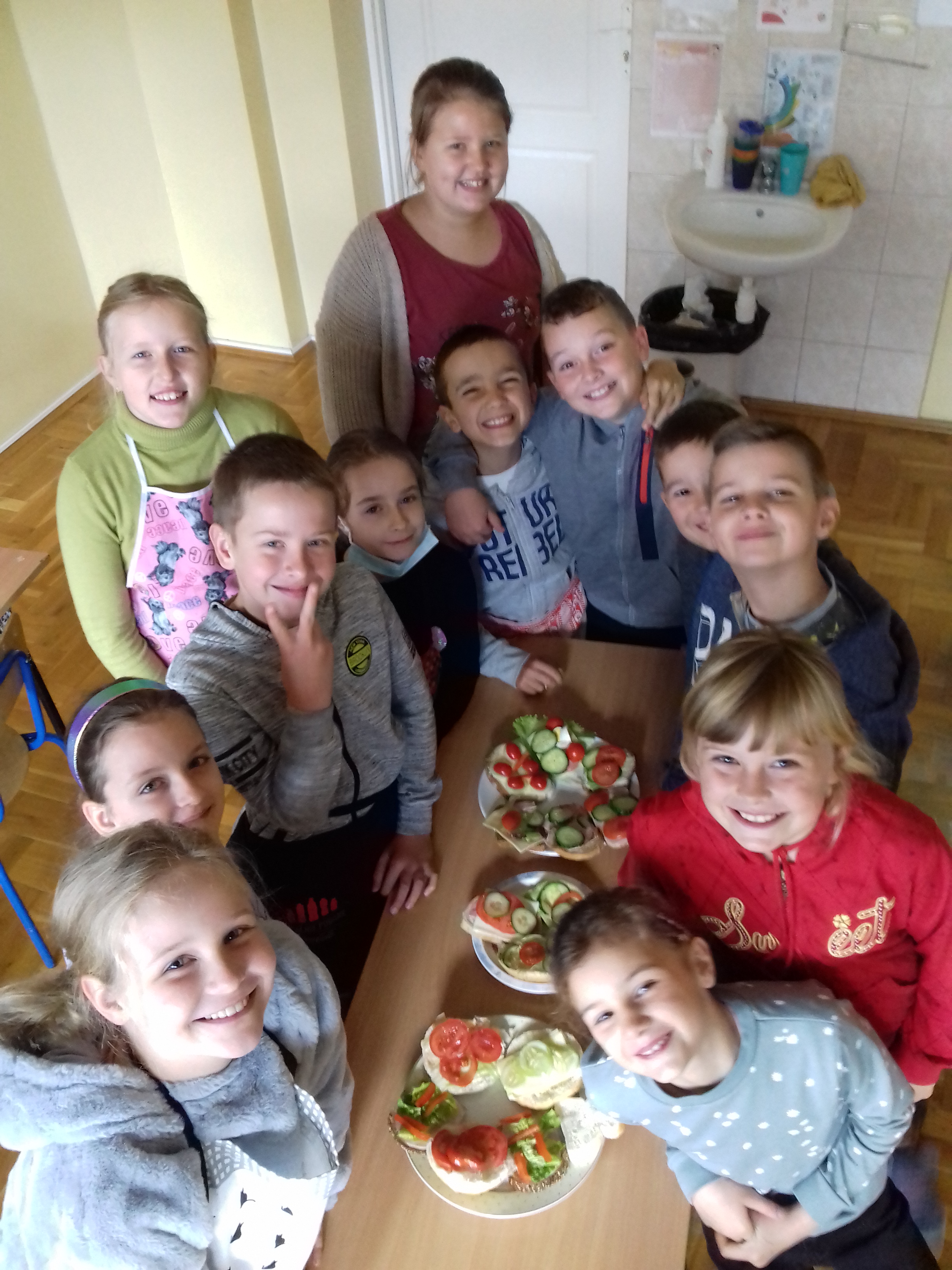 Uczniowie klasy III i zdrowe śniadanie.