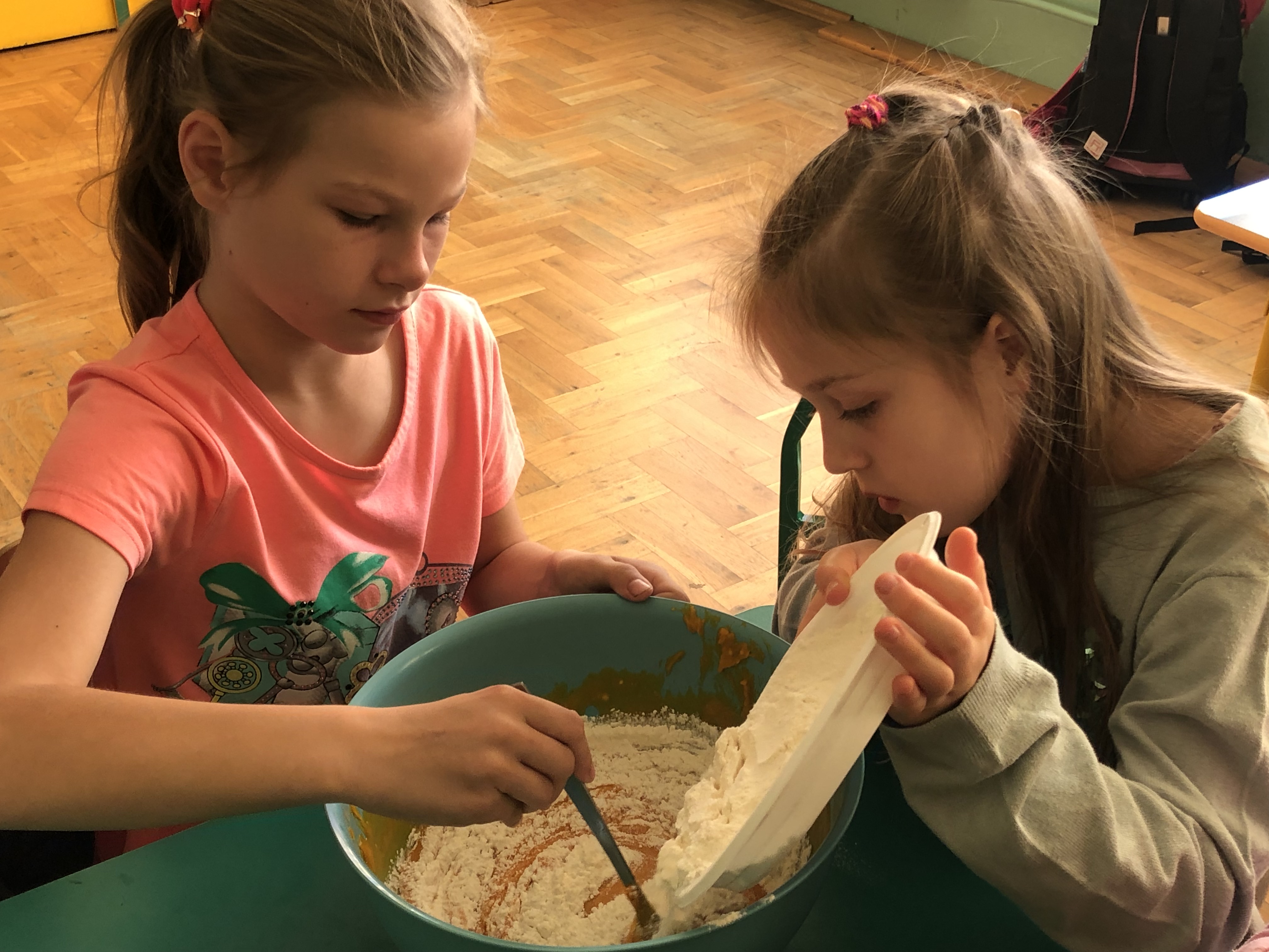 Uczniowie klasy II pieką ciasto dyniowe.