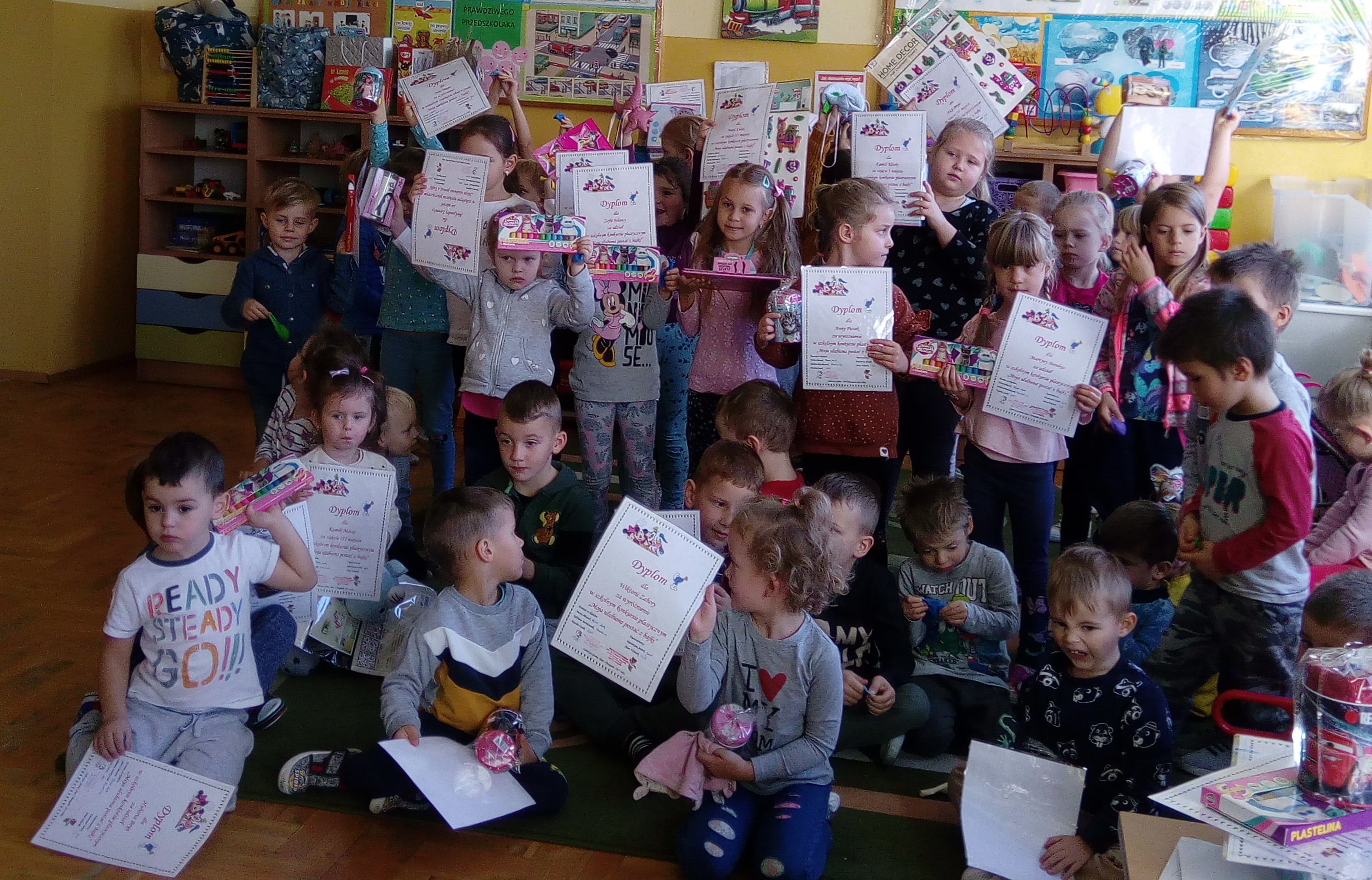Dzieci z przedszkola przebrane za różne postacie z bajek.