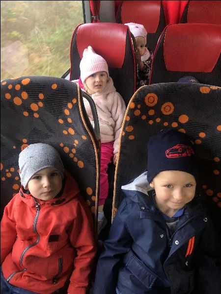 Uczniowie w autobusie.