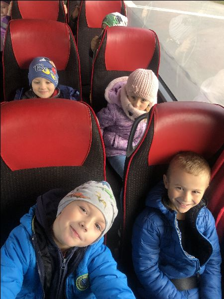 Uczniowie w autobusie.
