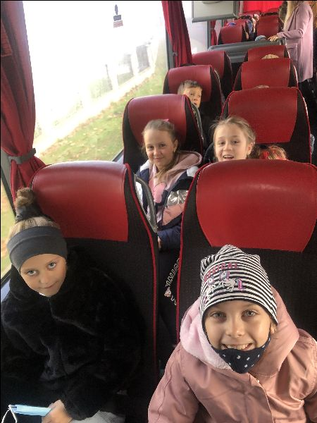 Uczniowie w autobusie.