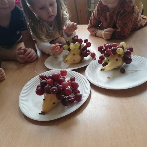 Przedszkolaki w opaskach jeżykach.