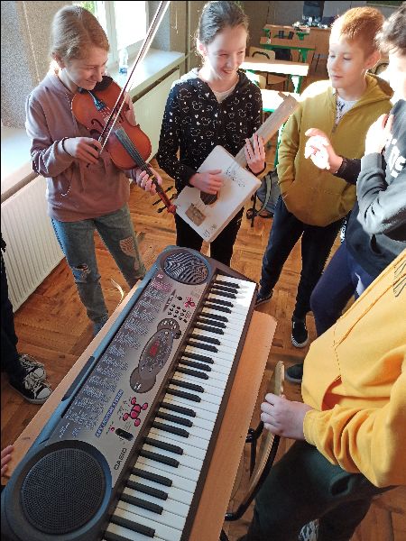 Uczniowie grający na instrumentach. Uczniowie grający na instrumentach.
