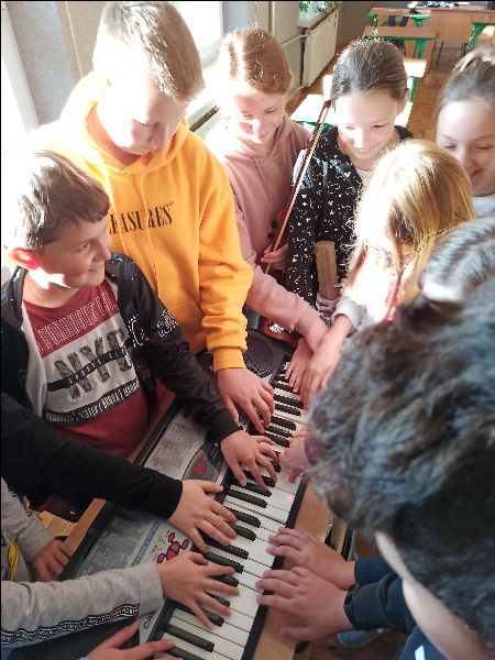 Uczniowie grający na instrumentach. Uczniowie grający na instrumentach.