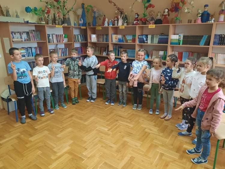 Klasa I w trakcie pasowania na czytelnika.