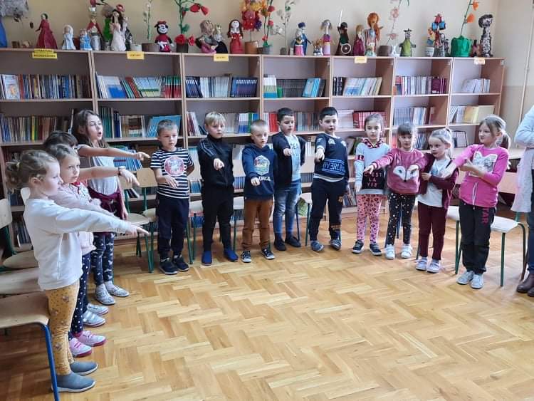 Klasa I w trakcie pasowania na czytelnika.