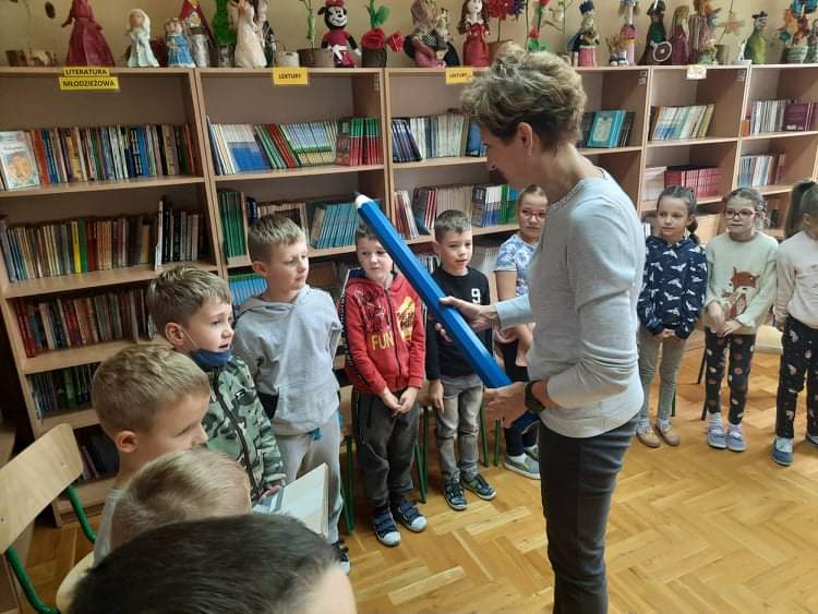 Klasa I w trakcie pasowania na czytelnika.