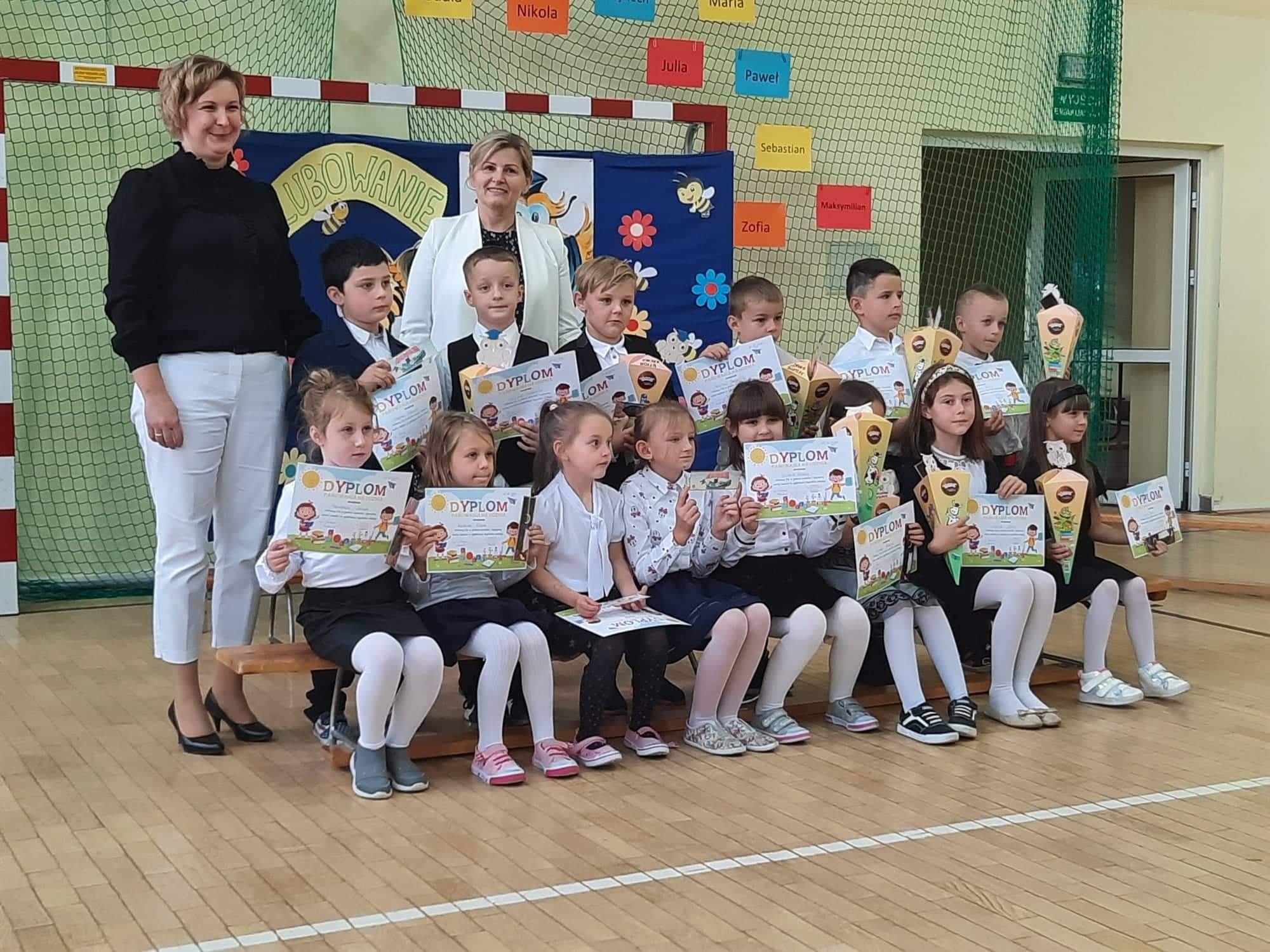 Uczniowie klasy I a z wychowawczynią i Panią Dyrektor.