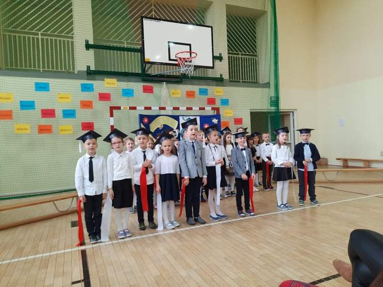 Uczniowie klas I recytujący wiersze.