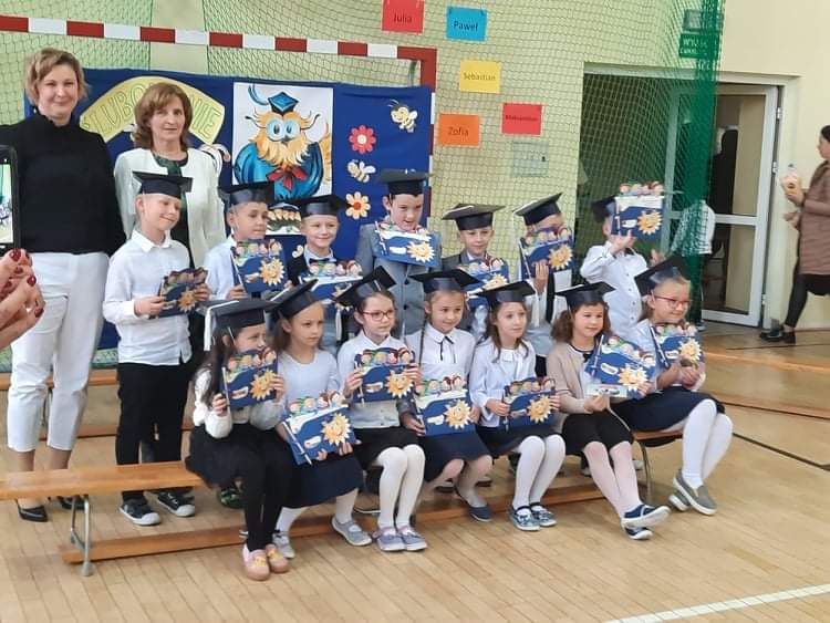 Uczniowie klasy I b z wychowawczynią i Panią Dyrektor.